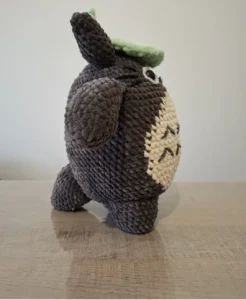 Peluche Totoro au crochet - vue de côté